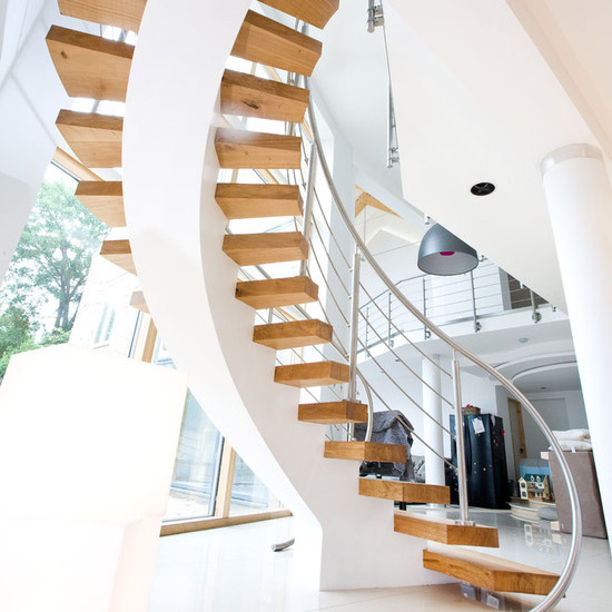 Modern Indoor Customized Solid Wooden Tread Curved Stairs With Steel Rod Railing