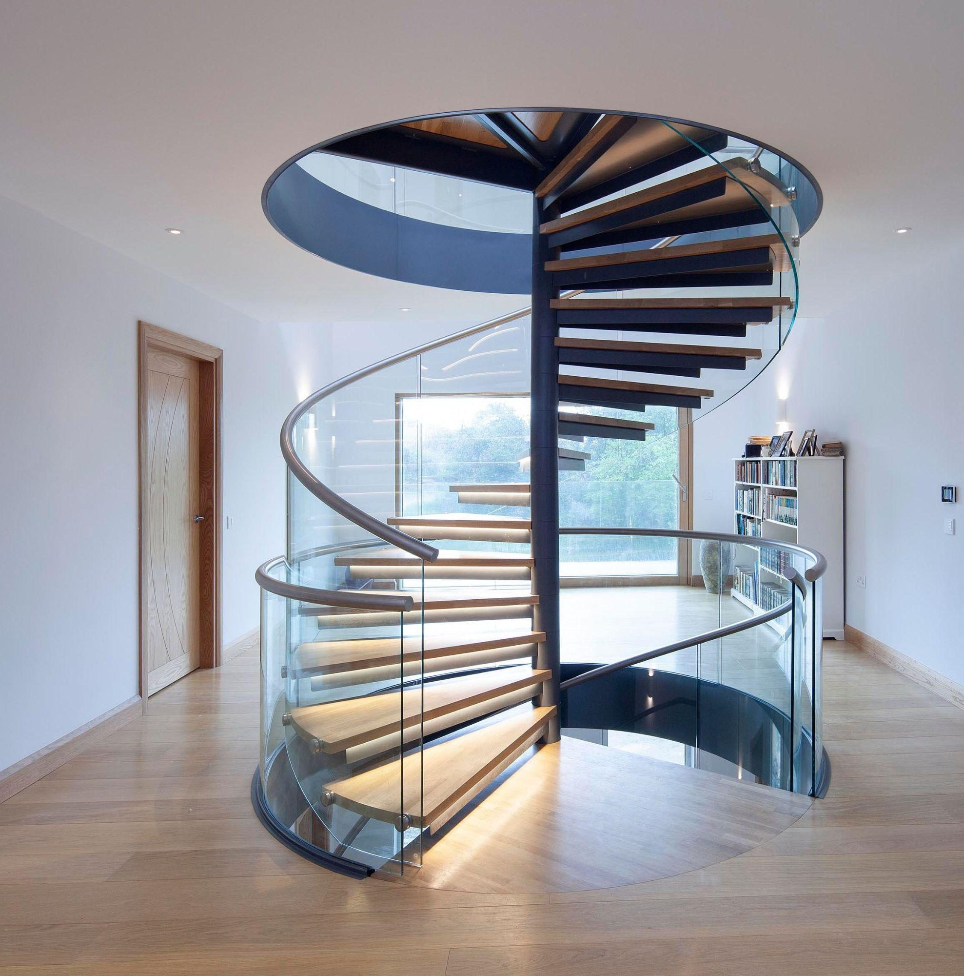 Villa Main Staircase Design Wood Tread Glass Balustrades Spiral Staircase